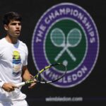 Tennis - Wimbledon Preview - All England Tennis e Croquet Club, Londres, Inglaterra - 27 de junho de 2025 Carlos Alcaraz da Espanha durante o pedido
