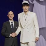 Yang Hansen, 25 de junho de 2025 quarta -feira na primeira rodada do draft de basquete da NBA em Nova York, foi selecionado pelo Memphis Grizzlies 16 e posa para uma foto com o comissário da NBA Adam Silver.