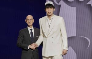 Yang Hansen, da China, escolheu a surpresa da primeira rodada no draft da NBA Yang Hansen, 25 de junho de 2025 quarta -feira na primeira rodada do draft de basquete da NBA em Nova York, foi selecionado pelo Memphis Grizzlies 16 e posa para uma foto com o comissário da NBA Adam Silver.