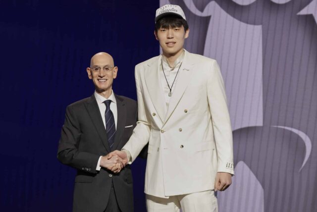 Yang Hansen, 25 de junho de 2025 quarta -feira na primeira rodada do draft de basquete da NBA em Nova York, foi selecionado pelo Memphis Grizzlies 16 e posa para uma foto com o comissário da NBA Adam Silver.