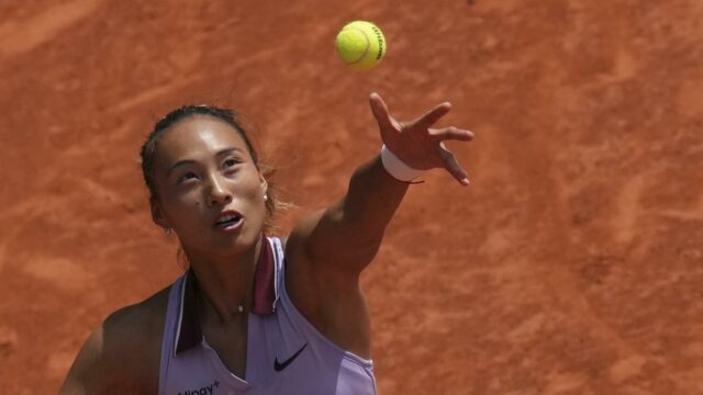 Zheng, Krejcikova manchete forte quando o evento feminino retorna ao Queen Club após uma diferença de 52 anos

