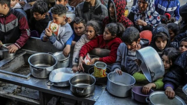 10 Gazans morreram em um dia devido à fome, a maioria das crianças

