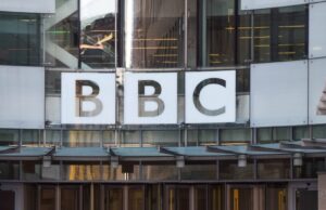 BBC espera demitir até 2.000 pessoas em abates em toda a empresa | Relatório 111 BBC Journalists Blash Block para "Censors" Cobertura Gaza, chame para remover o Robbie Gibb