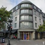 O motorista do caminhão Merlin Rivera entrega produtos para as empresas Chinatown em Oakland, Califórnia, produtos (Ray Chavez/Bay Area News Group na sexta -feira, 18 de abril de 2025)