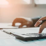 4806 PLN ou 5015 PLN, Aumente em 140 ou 250 PLN. Um novo salário mínimo de 2026. O governo é aconselhado com sindicatos e empregadores