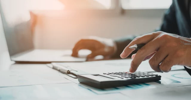 4806 PLN ou 5015 PLN, Aumente em 140 ou 250 PLN. Um novo salário mínimo de 2026. O governo é aconselhado com sindicatos e empregadores

