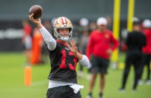 49ers Camp: Brock Purdy supera que eles são enrolados no backfield 49ers Camp: Brock Purdy supera que eles são enrolados no backfield