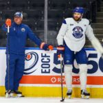 "6 anos tarde demais": Fãs de Edmonton, o técnico do Oilers, Dustin Schwartz