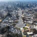 Um bombeiro tenta extinguir chamas em um prédio residencial em chamas durante o Eaton Fire em 8 de janeiro de 2025 em Altadena, Califórnia (AP Photo/Chris Pizzello, arquivo)