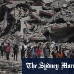 Os palestinos carregam sacos de humanidade, ajudam a expostos por caminhões que mudavam o que era perguntar à cidade de Gaza.