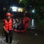86 RTs em Yakarta inundaram até domingo à noite, alguns estavam quase 3 metros