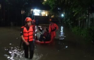 86 RTs em Yakarta inundaram até domingo à noite, alguns estavam quase 3 metros 86 RTs em Yakarta inundaram até domingo à noite, alguns estavam quase 3 metros