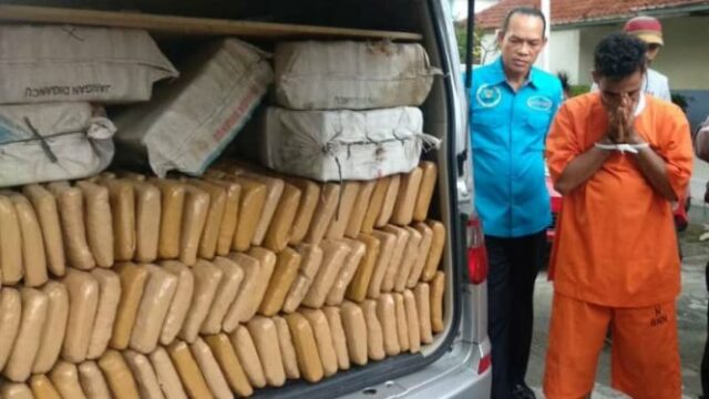 9 kg de maconha pronta para distribuição em East Yakarta para ficar frustrado pela polícia, 2 homens foram presos sob o JPO Ciracas

