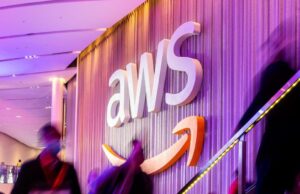 A AWS lança um mercado de agentes de IA com antropic como parceiro na próxima semana AWS logo on wall at re-Invent 2021
