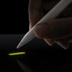 Apple Pencil Pro na balança no iPad Pro