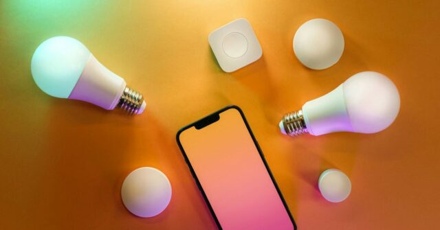 A Apple nos lembra que o suporte à arquitetura original do HomeKit terminará em breve, com duas opções | iPhone com dispositivos domésticos inteligentes