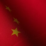 Cinco aplicativos VPN na App Store tinham conexões com militares chineses | Close up de uma bandeira chinesa