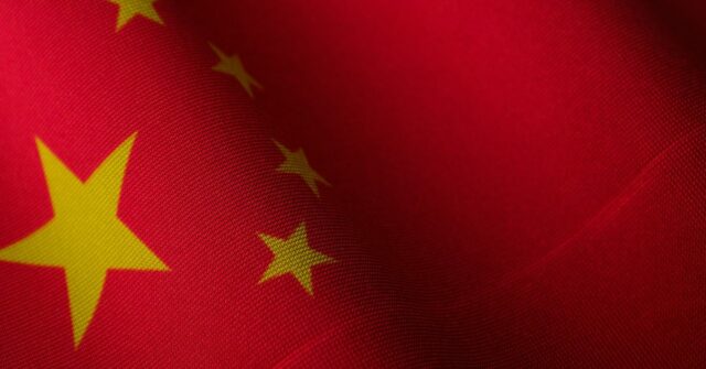 Cinco aplicativos VPN na App Store tinham conexões com militares chineses | Close up de uma bandeira chinesa