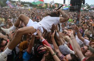 A BBC pede desculpas pela transmissão do controverso conjunto de Glastonbury de Bob Vylan A BBC pede desculpas pela transmissão do controverso conjunto de Glastonbury de Bob Vylan
