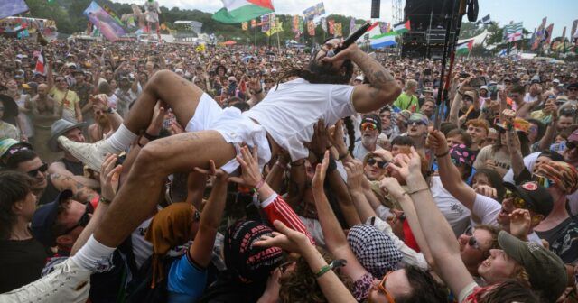 A BBC pede desculpas pela transmissão do controverso conjunto de Glastonbury de Bob Vylan

