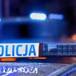 A BMW de 70 anos entrou no jardim do café em Cracóvia. Turista ferido