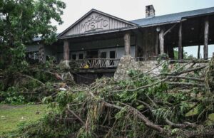 A CNN Reporter inclui o acampamento mortal da inundação MIST no Texas – 30 anos depois de estar lá em vídeo A CNN Reporter inclui o acampamento mortal da inundação MIST no Texas - 30 anos depois de estar lá em vídeo