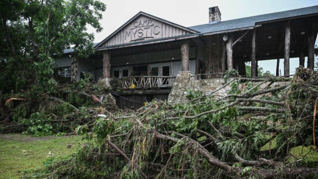 A CNN Reporter inclui o acampamento mortal da inundação MIST no Texas - 30 anos depois de estar lá em vídeo

