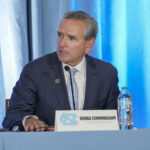 A Carolina do Norte AD Bubba Cunningham compartilha como Steve Newmark pode "valor" para Tar Heels
