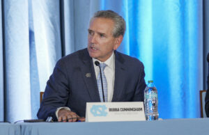 A Carolina do Norte AD Bubba Cunningham compartilha como Steve Newmark pode “valor” para Tar Heels A Carolina do Norte AD Bubba Cunningham compartilha como Steve Newmark pode "valor" para Tar Heels