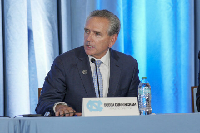 A Carolina do Norte AD Bubba Cunningham compartilha como Steve Newmark pode "valor" para Tar Heels

