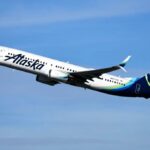 A Alaska Airlines começa no Aeroporto Internacional de Los Angeles (LAX) em 4 de dezembro de 2023 em Los Angeles, Califórnia.