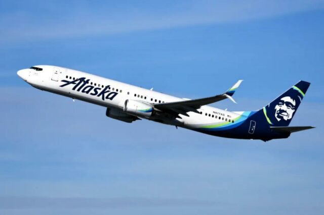 A Alaska Airlines começa no Aeroporto Internacional de Los Angeles (LAX) em 4 de dezembro de 2023 em Los Angeles, Califórnia.