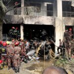 A Força Aérea de Bangladesh é colhida no campus da escola e mata pelo menos 19