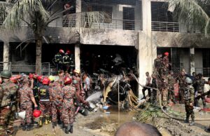 A Força Aérea de Bangladesh é colhida no campus da escola e mata pelo menos 19 A Força Aérea de Bangladesh é colhida no campus da escola e mata pelo menos 19