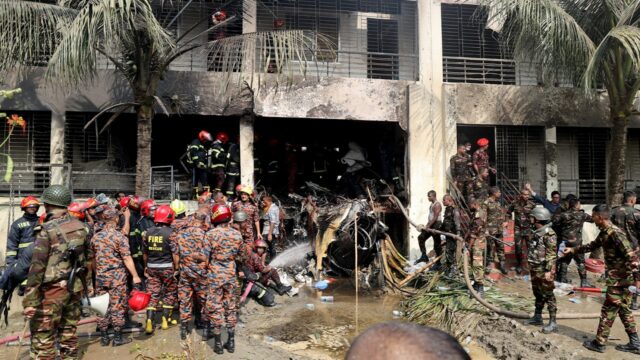 A Força Aérea de Bangladesh é colhida no campus da escola e mata pelo menos 19

