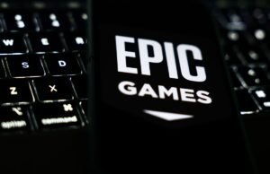 Os impressionantes afirmam que o procedimento de montagem novo da Apple reduz as quedas individuais em 60% A laptop keyboard and Epic Games logo displayed on a phone screen are seen in this illustration photo taken in Krakow, Poland on October 1, 2024. (Photo by Jakub Porzycki/NurPhoto via Getty Images)
