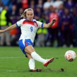 Beth Mead, da Inglaterra, perdeu um pênalti depois de ser instruído a se recuperar na final do Euro 2025
