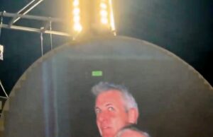 A Internet ainda obcecada com o escândalo do Coldplay Kiss Cam quando os memes desfruta de fotos de bilhões de rosto vermelho de diretor de gerenciamento técnico do dólar e executivo de RH aconchegando Andy Byron e Kristin Cabot não ficaram satisfeitos quando seu momento íntimo foi capturado na tela grande durante um show de Coldplay