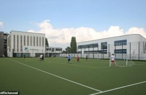 A Lib De Council oferece os requerentes de asilo e sessões gratuitas de academia e natação e cursos de treinamento que custam aos residentes trabalhadores £ 52,50 por mês Teddington Sports Center em Richmond, no sudeste de Londres, coberto pelo sistema
