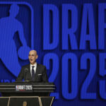 O comissário da NBA, Adam Silver, anunciou o início da primeira rodada do Draft de Basquete da NBA em Nova York na quarta -feira, 25 de junho de 2025.