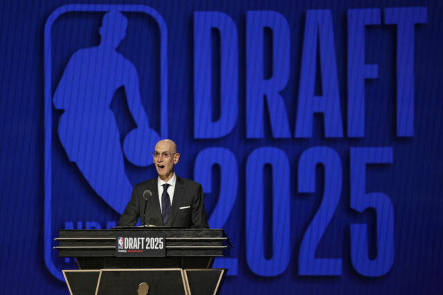 O comissário da NBA, Adam Silver, anunciou o início da primeira rodada do Draft de Basquete da NBA em Nova York na quarta -feira, 25 de junho de 2025.