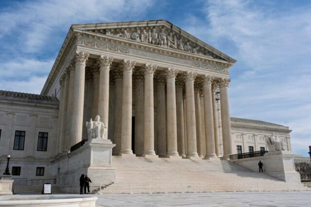 A Suprema Corte limpa o caminho para os planos de Trump para reduzir os funcionários federais

