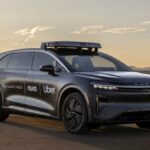 A Uber faz parceria com a Lucid para trazer mais de 20.000 robotaxia na rua, com um lançamento americano em 2026