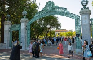 A Universidade da Califórnia dá um número recorde de estudantes A Universidade da Califórnia dá um número recorde de estudantes