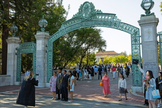 A Universidade da Califórnia dá um número recorde de estudantes


