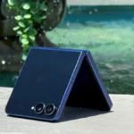 Samsung Z Flip 7 na mão