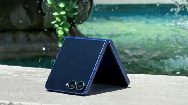 Samsung Z Flip 7 na mão