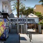 Um adolescente britânico de 19 anos morreu depois de se jogar do terceiro andar do Ibiza Rocks Hotel em San Antonio na popular Ilha do Fest Spanish Ibiza (foto