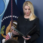 A assinatura do cão executado fala para ser demitido por Pam Bondi