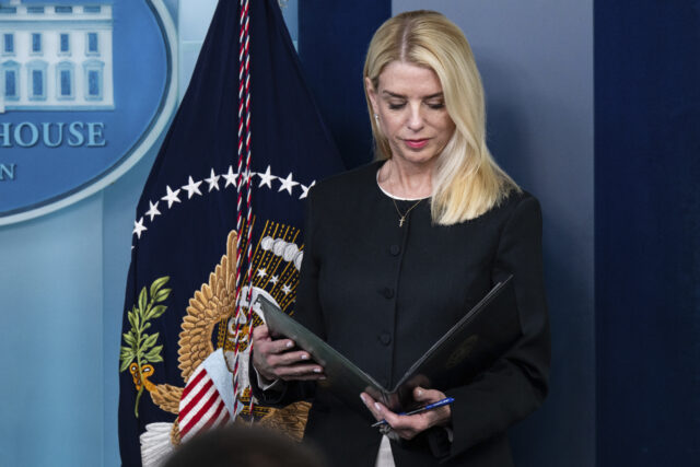 A assinatura do cão executado fala para ser demitido por Pam Bondi

